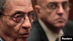 Amr Moussa (kiri), ketua komite untuk mengubah konstitusi Mesir dalam sebuah jumpa pers didampingi juru bicara media Mohamed Salmawy, di Kairo, September 2013. (Reuters/Mohamed Abd El Ghany)