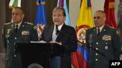 El ministro colombiano de Defensa, Carlos Holmes Trujillo (C), en rueda de prensa en Bogotá, el 13 de enero de 2019.