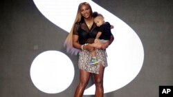 سرینا ویلیامز تنیس باز آمریکایی با دختر دو ساله اش المیپا - هفته مد نیویورک ۱۰ سپتامبر ۲۰۱۹