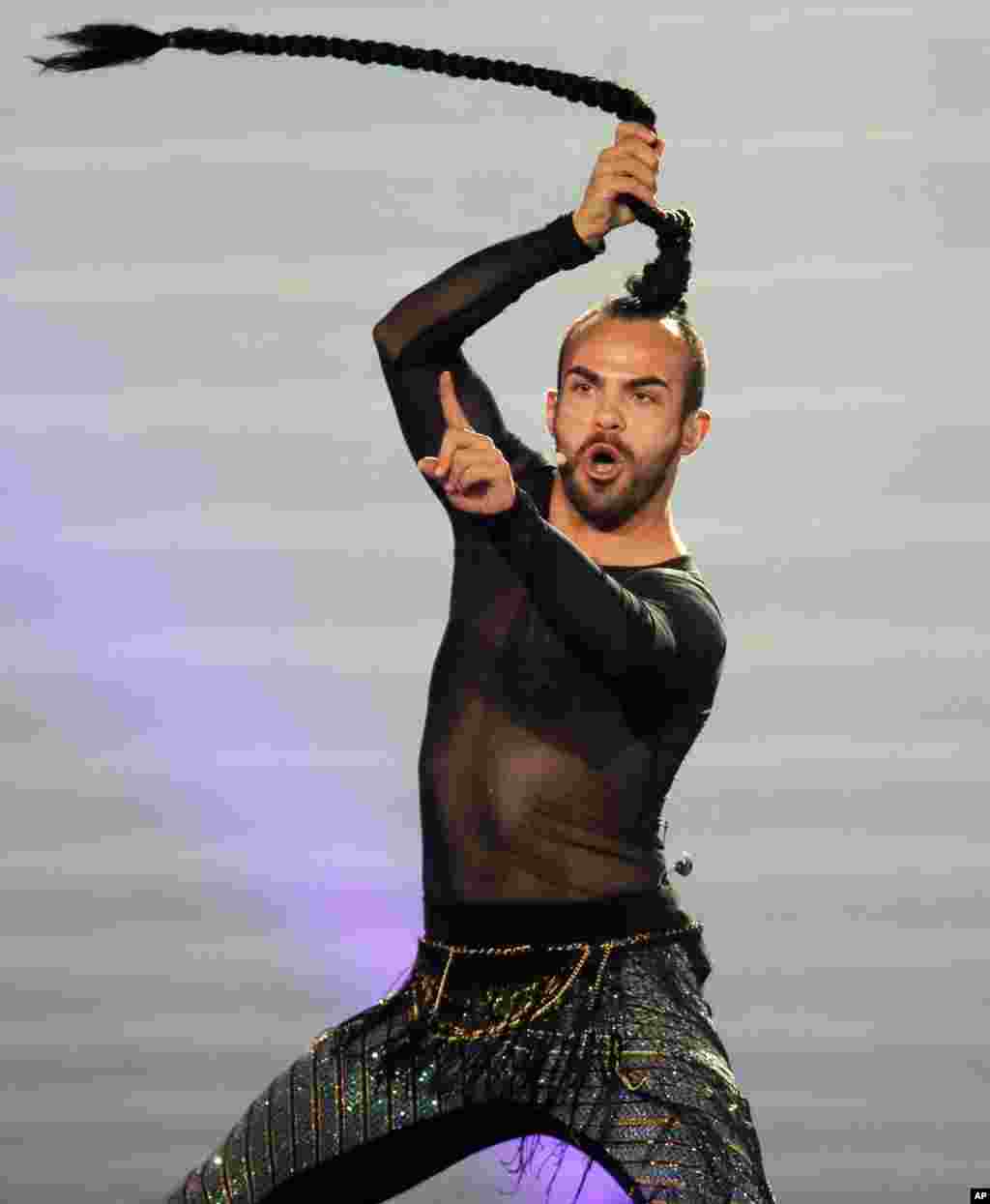 លោក Slavko Kalezic សម្តែងបទចម្រៀងមួយបទដែលមានចំណងជើងថា Space ក្នុងពេលហាត់សមសម្រាប់ការប្រកួតចម្រៀង Eurovision Song Contest នៅក្នុងក្រុង Kyiv ប្រទេសអ៊ុយក្រែន។