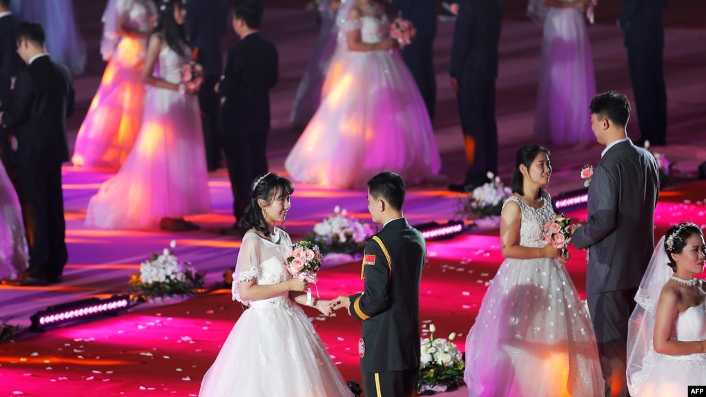 2018年5月20日，中国辽宁省沈阳的东北大学举办集体婚礼。(AFP 资料照）(photo:VOA)