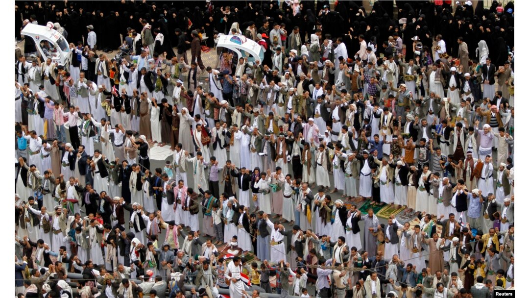 Pro-government protesters chant slogans after they perform the weekly Friday prayers during a rally in Sanaa, Yemen, Aug. 29, 2014.