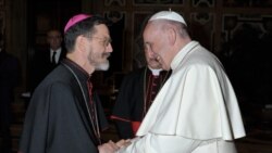 Bispo de Pemba Dom Luiz Fernando Lisboa (esq) cumprimenta o Papa Francisco no Vaticano