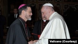 Bispo de Pemba Dom Luiz Fernando Lisboa (esq) cumprimenta o Papa Francisco 