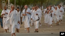 Les pèlerins musulmans se dirigent vers la mosquée Namirah sur le mont Arafat, lors du pèlerinage annuel du Hajj, à l'extérieur de la ville sainte de La Mecque, en Arabie Saoudite, le 19 août 2018.