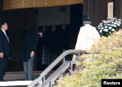 日本首相安倍晋三在东京靖国神社鞠躬敬拜。（2013年12月26日）