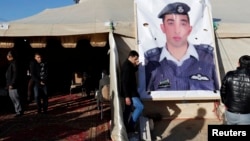 ISIL에 붙잡힌 요르단 조종사 마스 알 카사스베