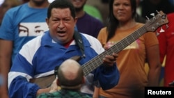 ´Para mostrar que rebosa de juventud Chávez aparentó tocar una guitarra eléctrica en uno de sus recientes mítines.