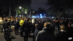 RIbuan orang menghadiri undangan pesta yang disebarkan lewat facebook di Haren, sebuah kota kecil sekitar 185 kilometer dari Amsterdam, Belanda (21/9). Polisi menangkap 34 orang dan membubarkan masa.