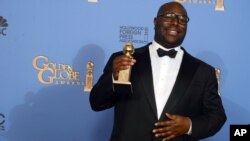 Steve McQueen muestra el premio a mejor película en drama por "12 Years a Slave"