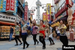 2019年6月26日，日本妇女在大阪唱歌跳舞，欢迎G20领导人峰会。