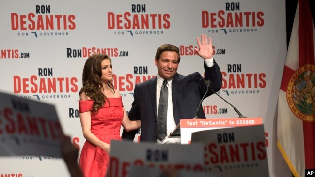 El candidato republicano para gobernador en Florida Ron DeSantis, saluda a sus seguidores junto a su esposa, Casey, en Orlando, Florida, tras ganar la nominación.