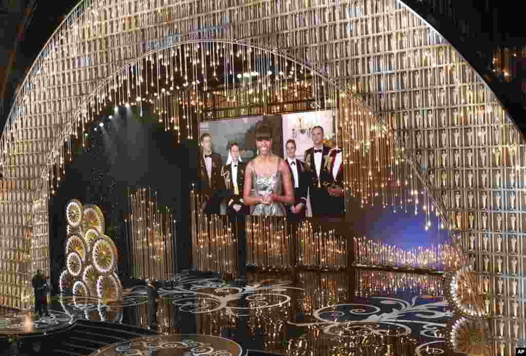 Ibu negara Amerika Serikat Michelle Obama mengumumkan pemenang film terbaik dari Gedung Putih secara jarak jauh dalam dalam Academy Awards ke-85 di Hollywood, California (24/2). (Reuters/Mario Anzuoni)