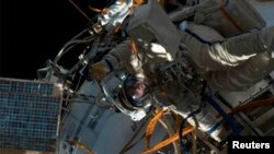 Jedan od članova posade MSS u "šetnji" oko orbitalne stanice