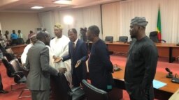 Patrice Talon et les représentants de l'opposition après leur rencontre, Bénin, le 25 février 2019. (VOA/Ginette Fleure Adandé)