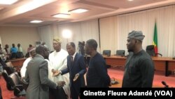 Patrice Talon salue les représentants de l'opposition après la rencontre, Benin, le 25 fevrier 2019. (VOA/Ginette Fleure Adandé)