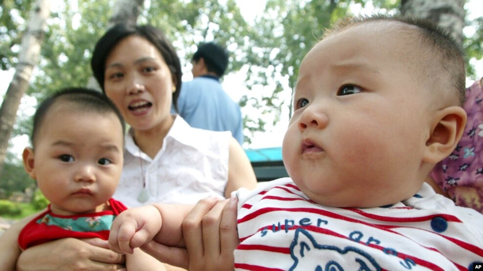 Hai trẻ em Trung Quốc tại một công viên ở Bắc Kinh.
