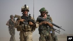 Binh sĩ Mỹ và Afghanistan trong cuộc tuần tra chung tại tỉnh Helmand. Một trong những đòi hỏi lớn nhất của Taliban là tất cả các lực lượng nước ngoài phải rời khỏi Afghanistan.