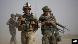 Binh sĩ Mỹ và Afghanistan trong cuộc tuần tra chung ở tỉnh Helmand, miền nam Afghanistan. 