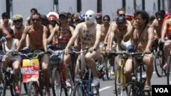 Para pengendara sepeda, tanpa mengenakan pakaian, menuntut dihormatinya hak-hak pengendara sepeda di Lima, Peru hari Sabtu (10/3).