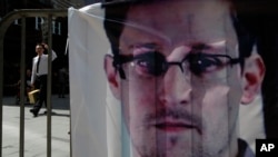 Edward Snowden se encuentra en la zona de tránisto del aeropuerto de Moscú y necesitará un salvo conducto para aboradr un avión.