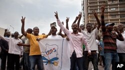 Opposition supporters demonstrate in front of the post office in Kinshasa, October 13, 2011.