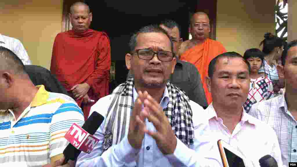 Activists and members of the opposition party gives interview to reporters after receiving blessing by monks in Wat Chas on 28th August, 2018 2018 in Phnom Penh, Cambodia. (Neou Vannarin/VOA Khmer)