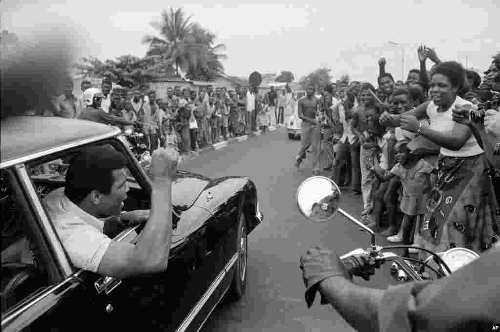 Muhammad Ali est acclamé par ses admirateurs du Zaïre quand il se dirige au centre-ville de Kinshasa pour une visite de la ville, le 17 septembre 1974. Ali était au Zaïre pour faire face à George Foreman. (AP Photo) 