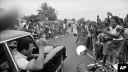Mohamed Ali traverse la ville de Kinshasa dans un cortège, acclamé par ses admirateurs du Zaïre (RDC), avant son combat du championnat mondial de boxe contre George Foreman, 17 septembre 1974. (AP Photo)