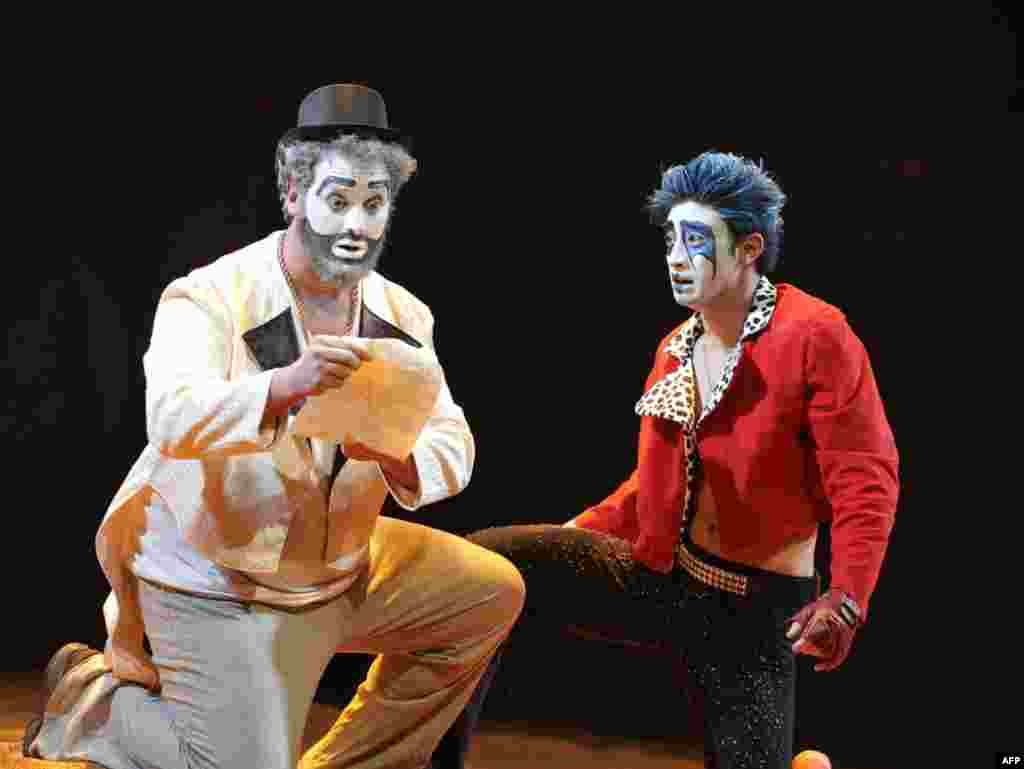 Король в костюме клоуна