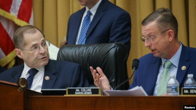 美国众议院司法委员会主席纳德勒（左一）和资深众议员柯林斯（右一）展开辩论。（2019年5月8日）