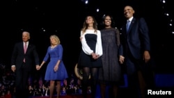 Presiden AS, Barack Obama (kanan) di dampingi di atas panggung oleh Ibu Negara, Michelle Obama, putrinya Malia, Wapres AS Joe Biden dan istrinya, Jill Biden, setelah selesai menyampaikan pidato perpisahannya (10/1). Chicago, Illinois. (foto: REUTERS/Jonathan Ernst)