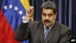 El presidente Nicolas Maduro se negó a comentar sobre la detención de los bomberos en una rueda de prensa con medios internacionales.