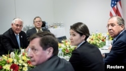 렉스 틸러슨(왼쪽) 미 국무장관과 세르게이 라프로프(오른쪽) 러시아 외무장관이 16일 독일 본에서 개막한 주요20개국(G20) 외교장관 회의 현장에서 양국 별도 회담을 진행하고 있다.