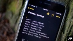 Un teléfono inteligente perteneciente a Drew Grande de Cranston, Rhode Island, muestra notas que hizo para el rastreo de contactos COVID-19. Abril 15 de 2020.