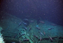 Ikan berenang di sekitar kemudi kapal selam Australia HMAS AE1 di lepas pantai pulau New Britain di Papua Nugini. (Foto: Departemen Pertahanan Australia via AP)