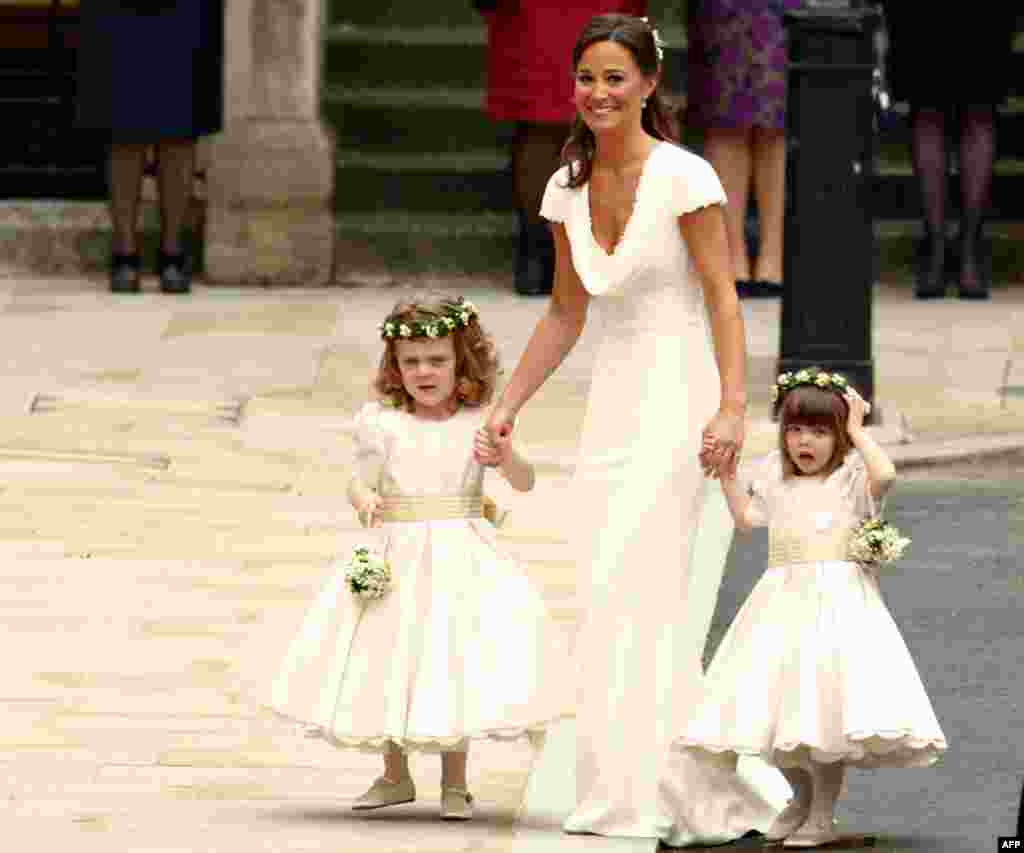 Pippa Middelton, sister of the bride, arrives to the wedding. (Reuters)