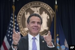 Gubernur New York, Andrew Cuomo, berbicara kepada media dalam sebuah konferensi pers, Jumat, 14 September 2018 di New York (foto: AP Photo/Mary Altaffer)