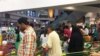 Dân chúng đổ xô mua nhu yếu phẩm tại một siêu thị ở Doha, Qatar hôm 5/6/2017, sau khi các nước láng giềng vùng Vịnh cắt đứt quan hệ ngoại giao và giao thông vận tải với Qatar.
