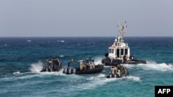 Hải quân Libya chờ hải quân Mỹ bàn giao tàu chở dầu Morning Glory tại cảng Zawiya, gần thủ đô Tripoli.