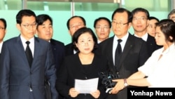 지난 2013년 8월 금강산에서 열린 정몽헌 전 회장 10주기 추모식 참석을 위해 방북했다가 돌아온 현정은 현대그룹 회장이 동해선남북출입사무소에서 방북결과를 설명하고 있다.