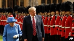Predsednik Tramp i britanska kraljica Elizabeta II pored počasne garde, 14. jula 2019.