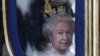 La Reina Isabel II abandona el palacio de Buckingham, en Londres, en su carruaje real, el 21 de abril de 2016.