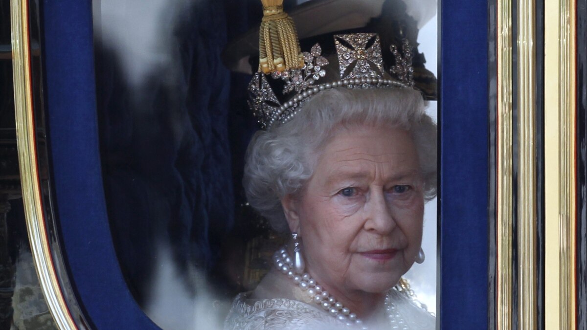 La reina Isabel pasó una noche en el hospital, dice el Palacio de Buckingham