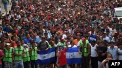 Manifestation de migrants honduriens demandant aux autorités de laisser le reste de leur groupe traverser la frontière guatemaltèque, Hidalgo, Etat de Chiapas, Mexique, le 20 octobre 2018.