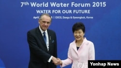 12일, 박근혜 대통령과 얀 엘리아슨 유엔 사무부총장이 대구에서 열린 세계 물포럼에서 만나 악수하고 있다. 