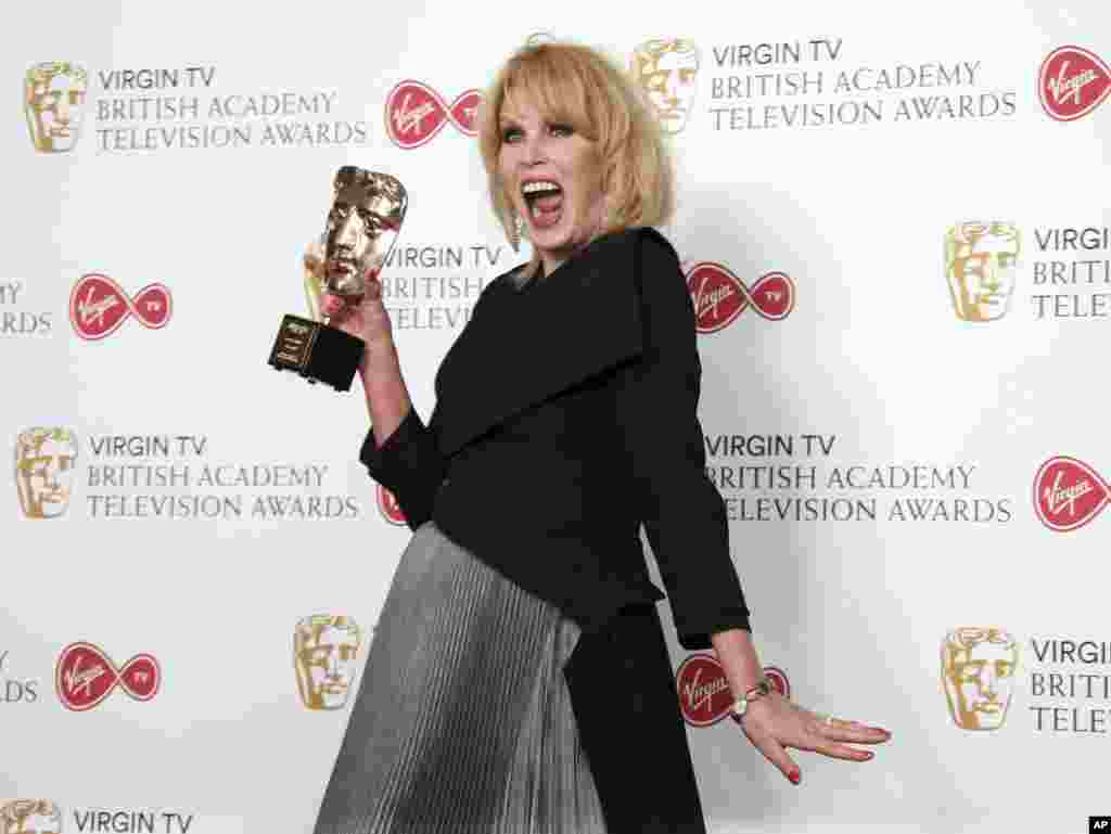 តារាសម្តែង Joanna Lumley ឈរថតរូបជាមួយនឹងពានរង្វាន់ Fellowship Award របស់នាង នៅក្នុងកម្មវិធី British Academy Television Awards នៅសាល Royal Festival Hall ក្នុងក្រុងឡុងដ៍ កាលពីថ្ងៃទី៤ ខែឧសភា ឆ្នាំ២០១៧។
