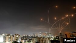 Svjetlosni tragovi prilikom djelovanja izraelskog raketnog štita "Iron Dome", 10. maja 2021. godine.