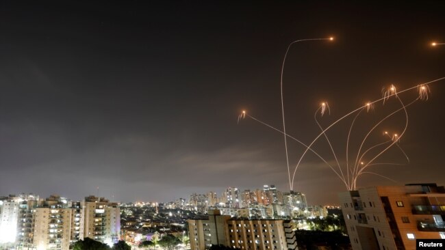 Svjetlosni tragovi prilikom djelovanja izraelskog raketnog štita "Iron Dome", 10. maja 2021. godine.