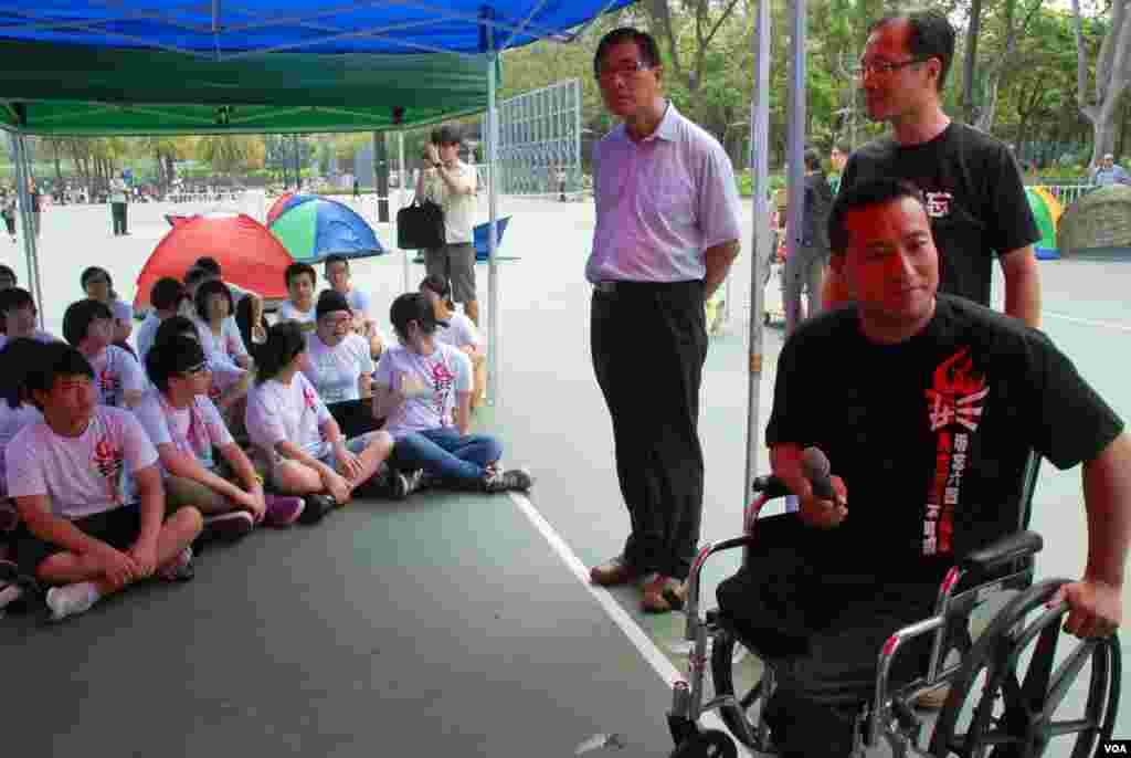 中國民運人士方政(坐輪椅者) 與參加廣場體驗營的學生對談，分享當年參與北京八九民運的感受
